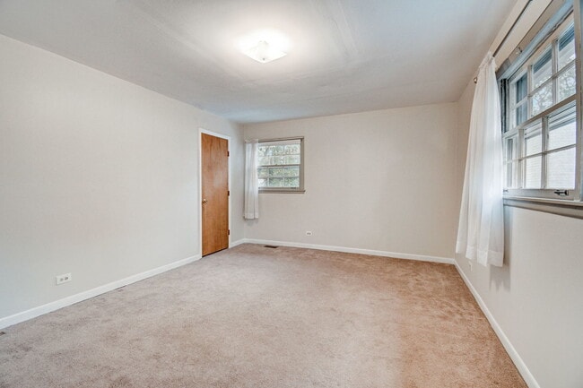 Building Photo - 1326 Meadow Ln