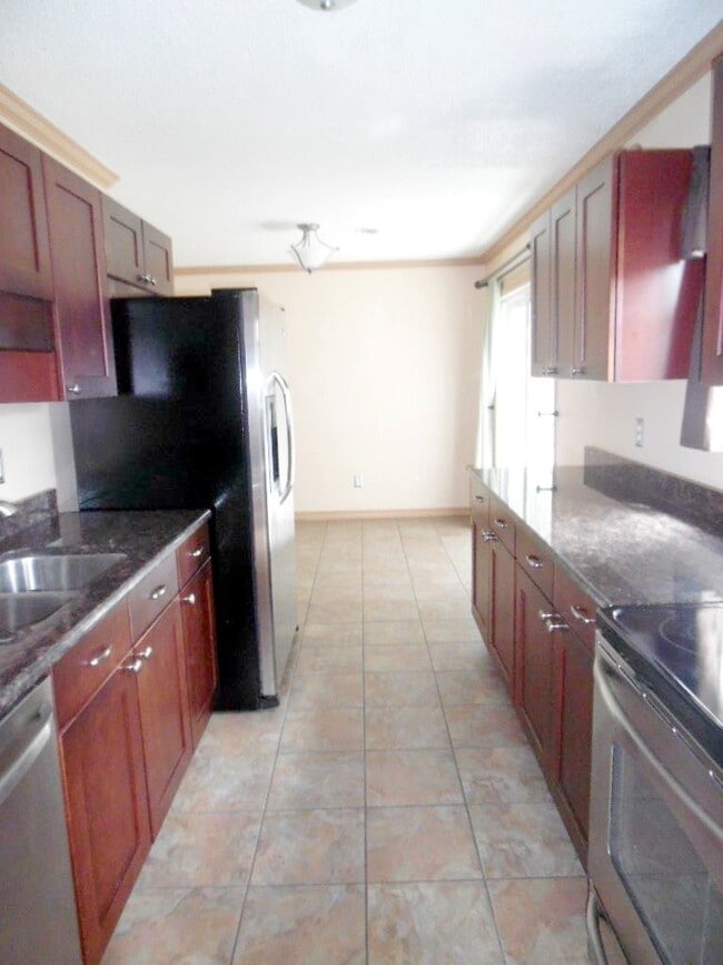 Building Photo - Great Curb Appeal, Location, and Price!