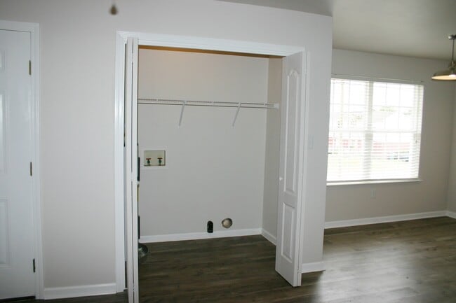 Building Photo - Valley Green Apartments