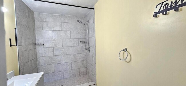 Building Photo - 3684 Pinehurst Dr