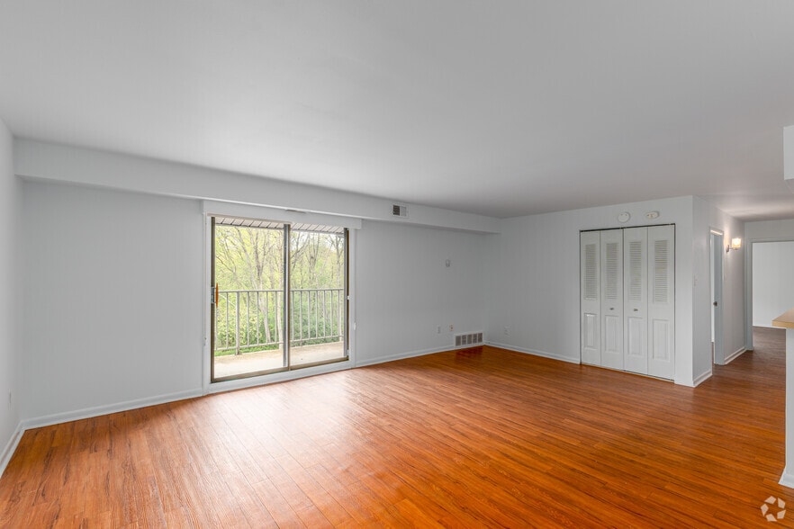 2BR, 2BA - 1,128SF - Living Room - Bridgewater Apartments