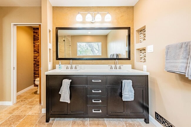 Building Photo - 444 Sierra Dr SE