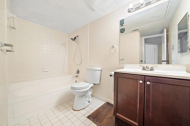 Building Photo - 2818 S Bartell Dr