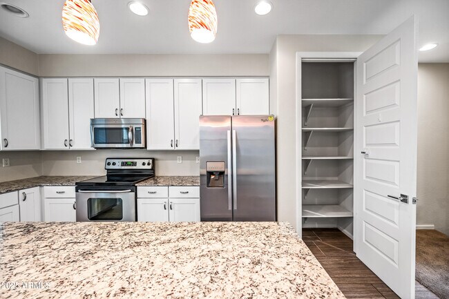 Building Photo - 2090 S Dorsey Ln