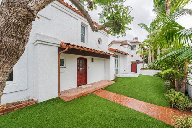 Building Photo - Luxury Living in Manhattan Beach