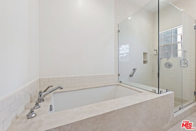 Building Photo - 2025 S Beverly Glen Blvd