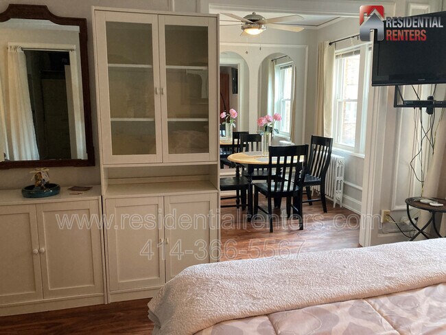 Building Photo - 1028 E Juneau Ave