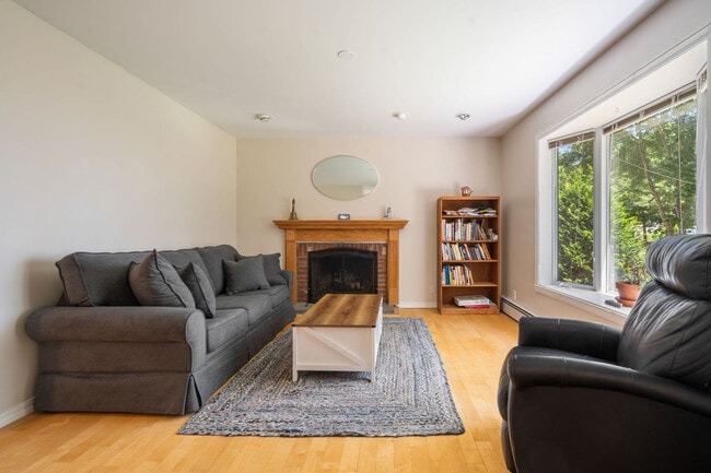 Building Photo - 28 Shoals View Dr