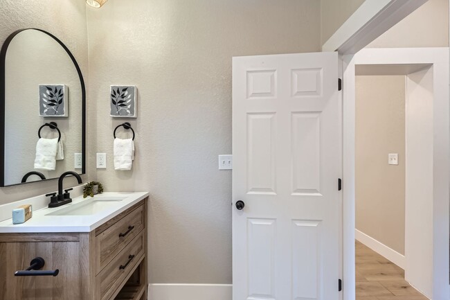 Building Photo - Newly Remodeled Home!