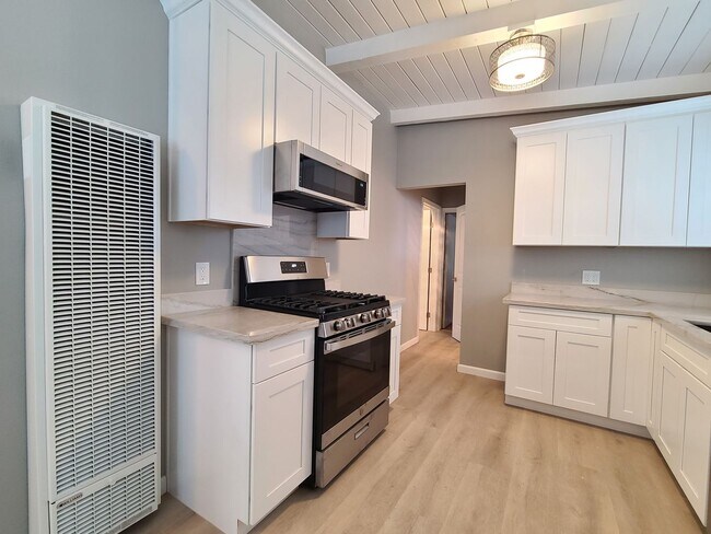 Building Photo - Gregory