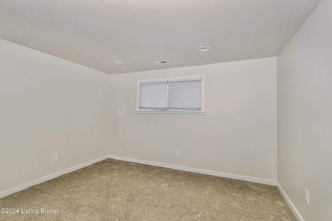 Building Photo - 9104 Royal Oak Dr