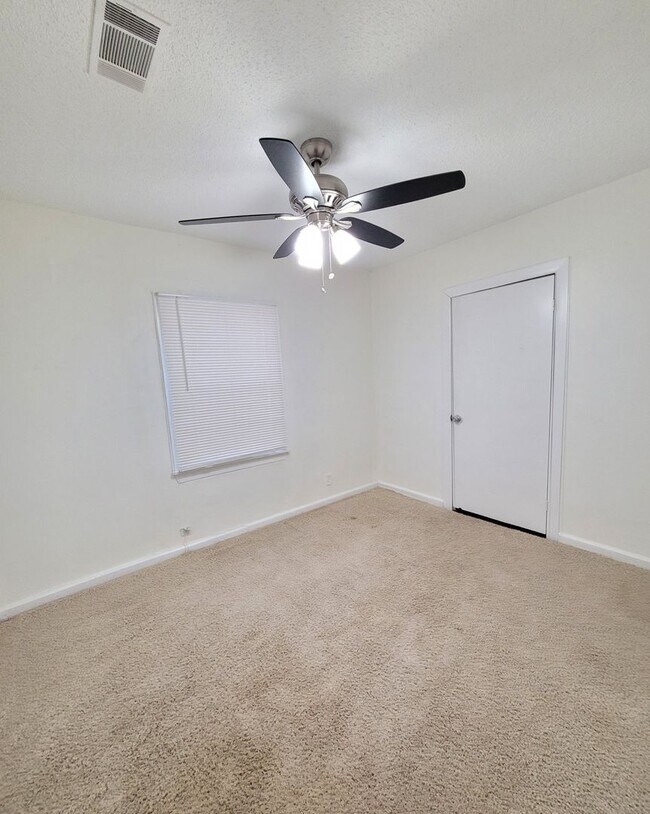 Building Photo - 1112 Polk Ave