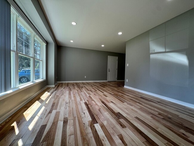 Building Photo - Stunning 5 Bedroom 2 Bathroom Home + Den i...