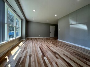 Building Photo - Stunning 5 Bedroom 2 Bathroom Home + Den i...