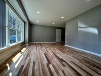 Building Photo - Stunning 5 Bedroom 2 Bathroom Home + Den i...