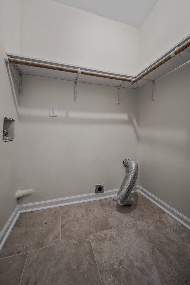 Building Photo - Spacious & Recently Renovated 4 Bedroom Home Available Now!!