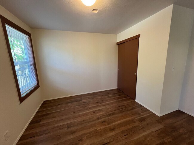 Building Photo - 412 NW Manzanita Ave