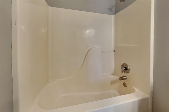 Building Photo - 204 Cambridge Dr