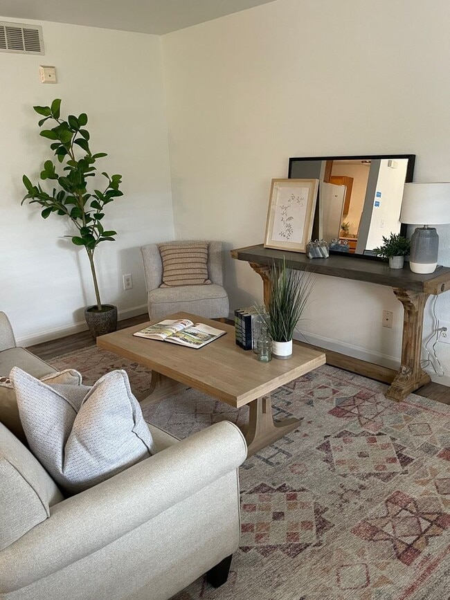 Building Photo - Townhome -2 bed 2.5 bath + bonus area