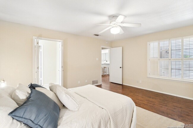Building Photo - WHISPERING OAKS GARDEN HOME