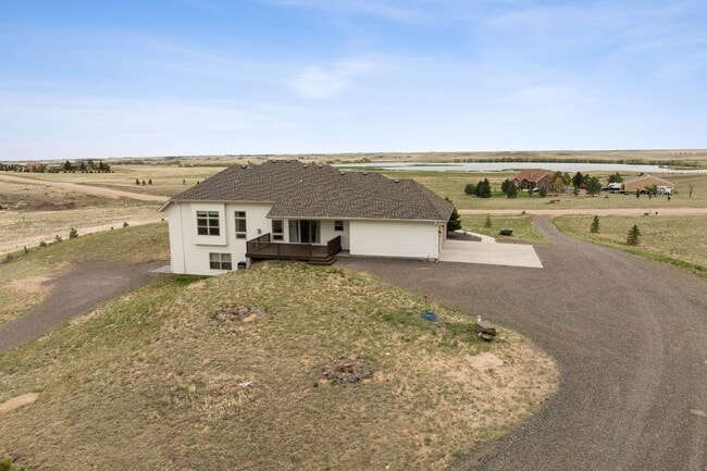 Building Photo - Executive 3-Bed Ranch Main Level - Private...
