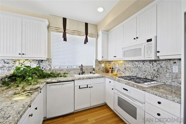 Building Photo - 3 Bedroom 3.5 Bathroom Townhouse in Sunset Cove