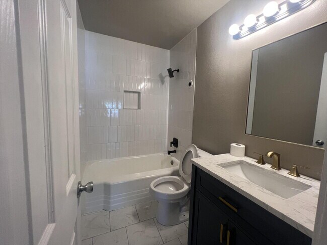 Building Photo - 4 Bedroom/2 Bathroom with 2 Living Rooms!