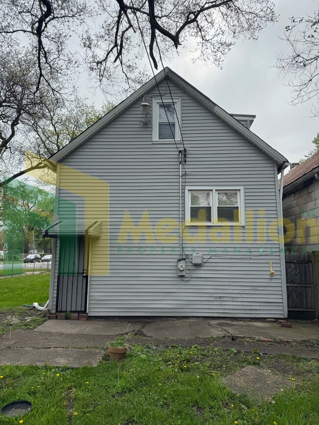 Building Photo - Charming Recently Updated Home 4-5 beds wi...