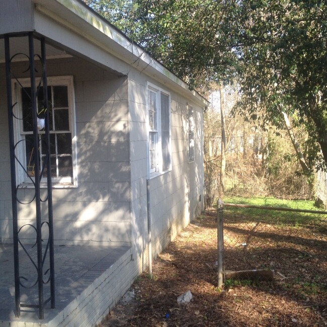 Building Photo - **UPCOMING**Two Bedroom / One Bathroom Hom...