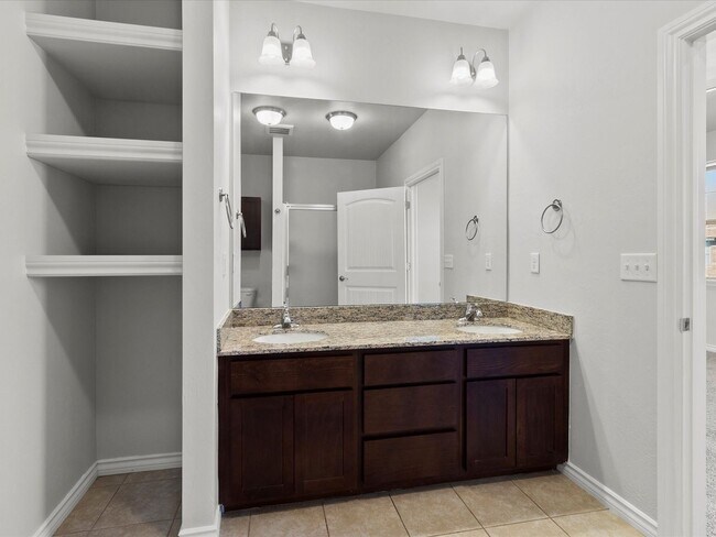 Building Photo - Move in Special! Gorgeous newer 2br 2.5ba Townhome!!