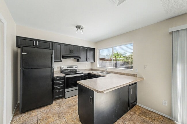 Building Photo - Beautiful 3 Bedroom Home with Large Grass Yard