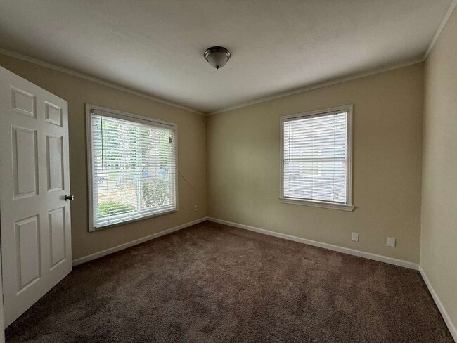 Building Photo - Move-in Ready 2 bed 1 bath home in Sacramento