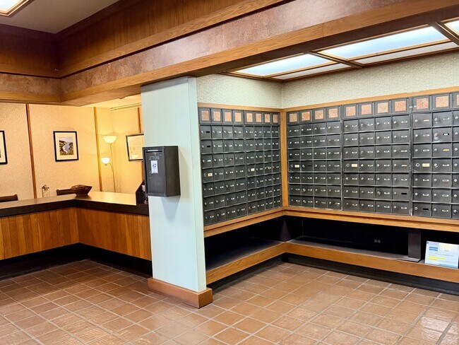 Building Photo - 2121 Ala Wai Blvd
