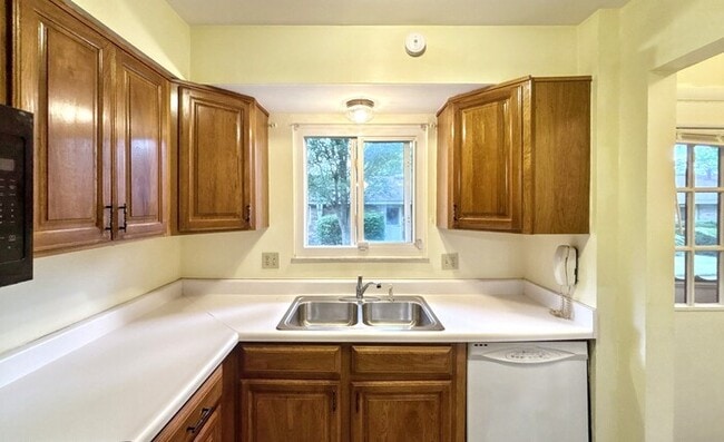 Building Photo - 2324 Woodbrook Cir N