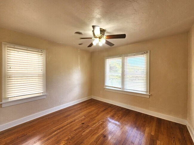 Building Photo - 2705 NW 13 - Garage Apartment