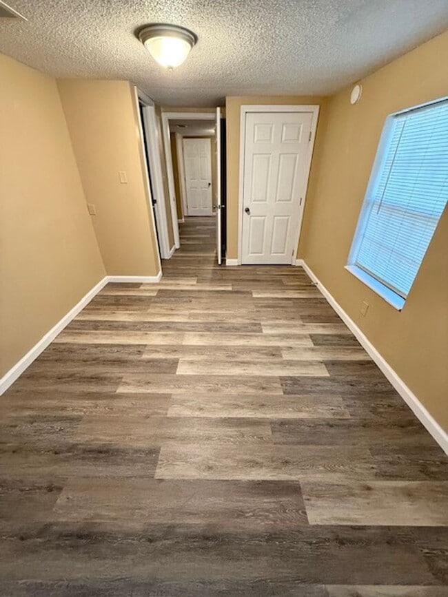 Building Photo - Newly Renovated, spacious 4 bedroom / 3 bath