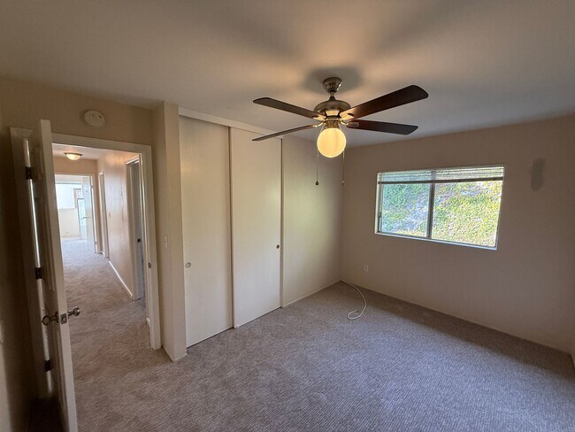 Building Photo - 5 bed 2.5 bath on New Mills!