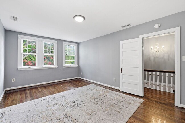 Building Photo - Live Steps from the Heart of Olde Towne