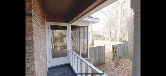Building Photo - 200 Scarlet Dr
