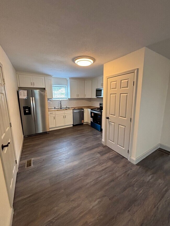 Building Photo - Freshly Renovated 3-Bed, 2-Bath Home Just ...