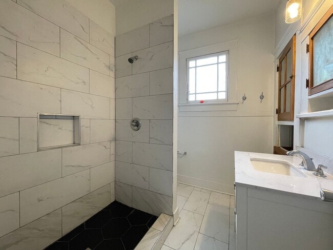 Building Photo - University Area Renovated 3 Bedroom!