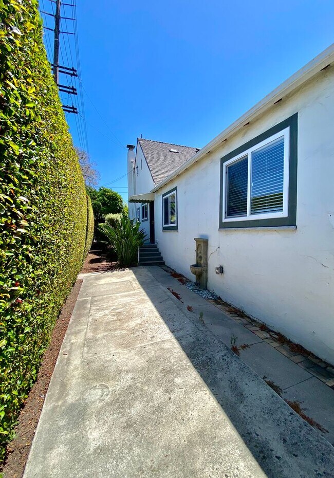 Building Photo - 133/135 Juana Maria Ave.
