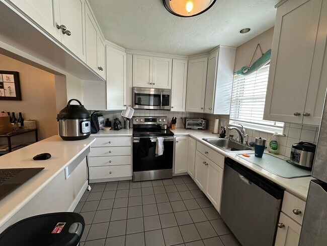 Primary Photo - Townhouse, Central AC, 2 Parking Spots