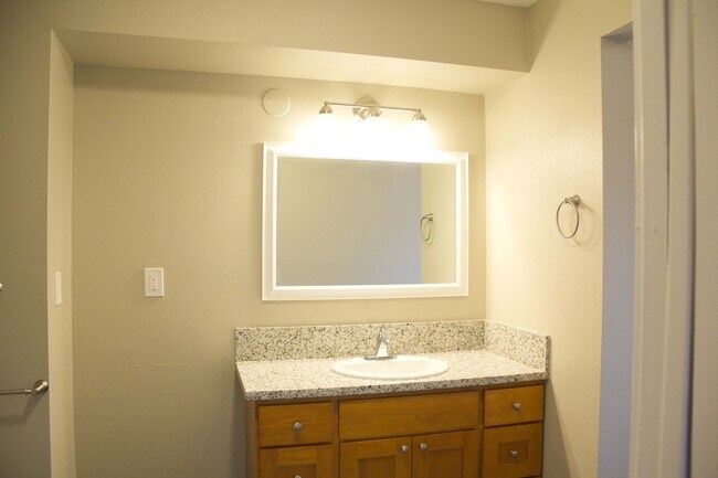 Building Photo - 2bed/2bath, W/D in unit, garage, and all d...
