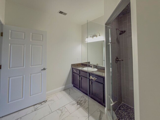 Building Photo - Beautiful Ranch 2 bed/2 bath Condominium