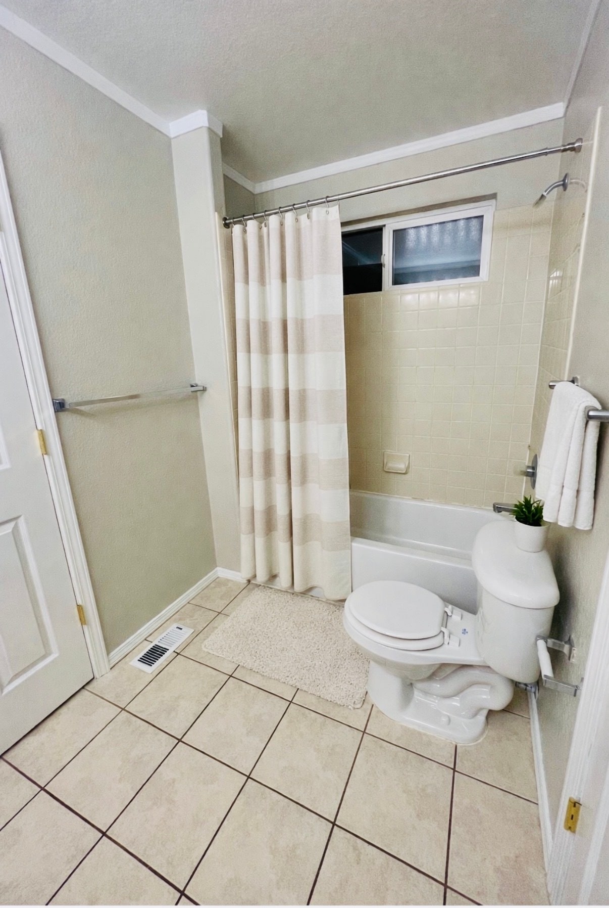 Upstairs full bathroom tub/shower, virtually staged with decor only - 2563 Malpaso Pt