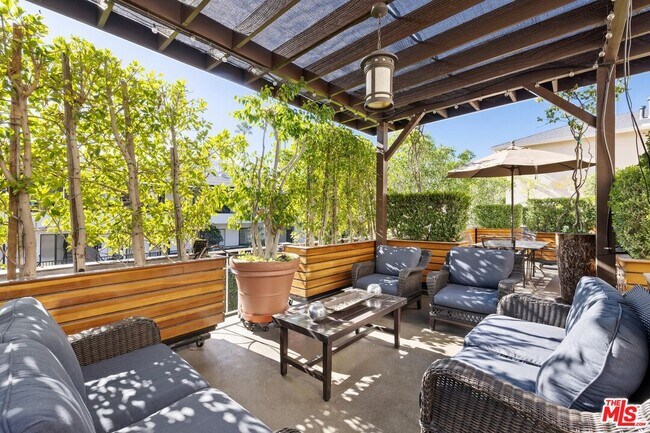 Building Photo - 1344 N Crescent Heights Blvd