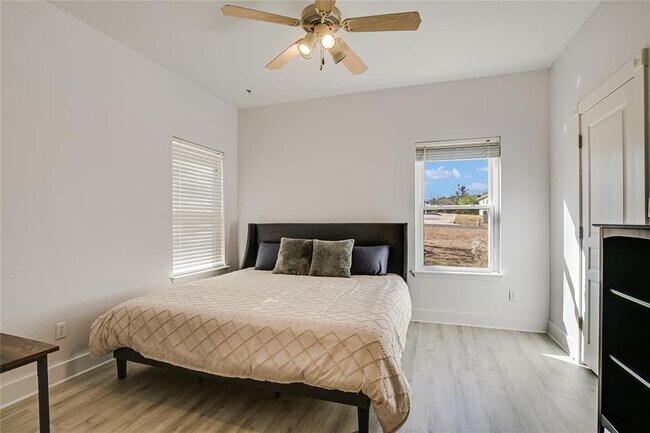 Building Photo - 945 Wesley Ridge Dr