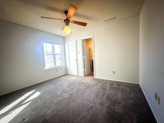 Building Photo - Adorable Townhome near Shadow Hills!