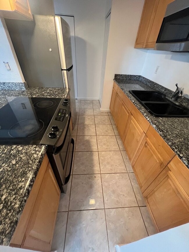 Building Photo - Loft, 2 Bedrooms, Split Townhouse, AC, 2 Parking